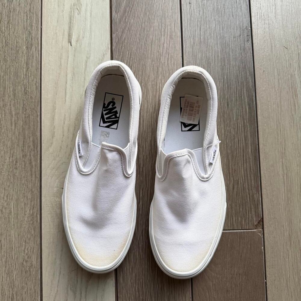 Vans Classic Slip-On True White Sneakers Men’s 7.5 / Women’s 9
